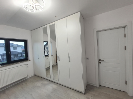 Cameră dressing din PAL melaminat alb, cu uși oglindă și compartimentare inteligentă