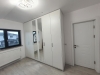 Cameră dressing din PAL melaminat alb, cu uși oglindă și compartimentare inteligentă