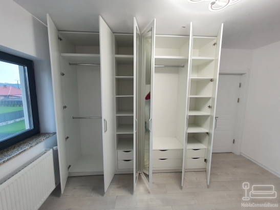 Cameră dressing din PAL melaminat alb, cu uși oglindă și compartimentare inteligentă