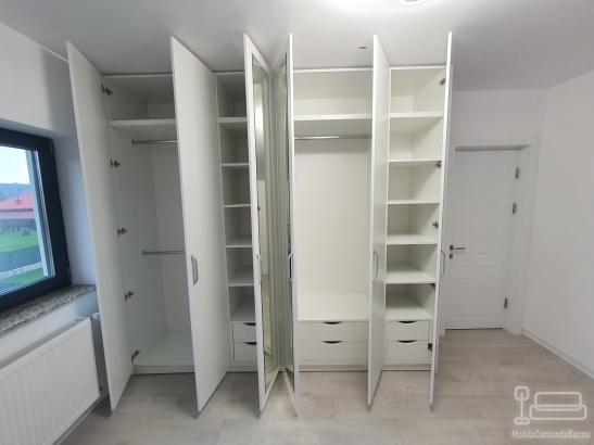 Cameră dressing din PAL melaminat alb, cu uși oglindă și compartimentare inteligentă