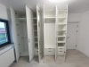 Cameră dressing din PAL melaminat alb, cu uși oglindă și compartimentare inteligentă
