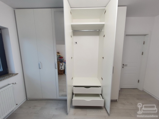 Cameră dressing din PAL melaminat alb, cu uși oglindă și compartimentare inteligentă