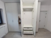 Cameră dressing din PAL melaminat alb, cu uși oglindă și compartimentare inteligentă