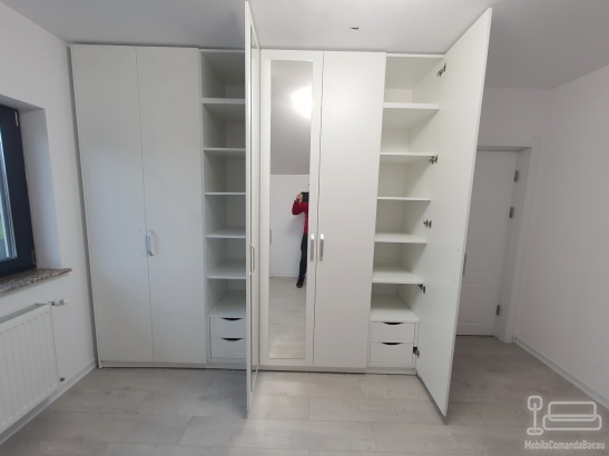 Cameră dressing din PAL melaminat alb, cu uși oglindă și compartimentare inteligentă