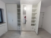 Cameră dressing din PAL melaminat alb, cu uși oglindă și compartimentare inteligentă