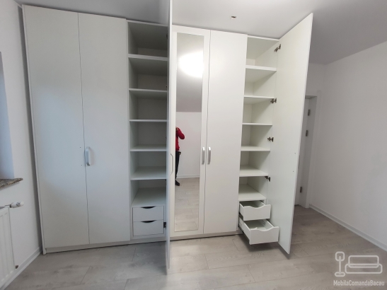 Cameră dressing din PAL melaminat alb, cu uși oglindă și compartimentare inteligentă