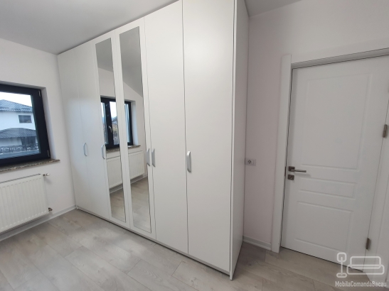 Cameră dressing din PAL melaminat alb, cu uși oglindă și compartimentare inteligentă