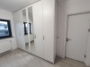 Cameră dressing din PAL melaminat alb, cu uși oglindă și compartimentare inteligentă