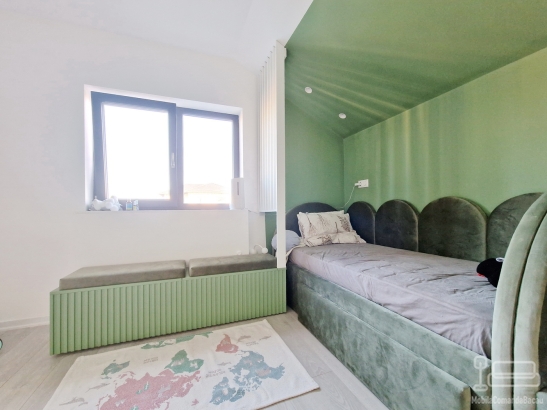 Dormitor pentru copii din MDF vopsit, cu uși riflate și paturi tapițate 200×90