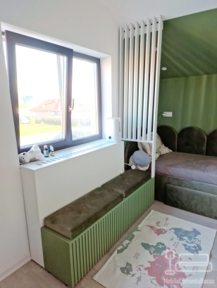 Dormitor pentru copii din MDF vopsit, cu uși riflate și paturi tapițate 200×90