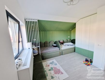 Dormitor pentru copii din MDF vopsit, cu uși riflate și paturi tapițate 200×90