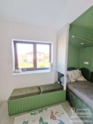 Dormitor pentru copii din MDF vopsit, cu uși riflate și paturi tapițate 200×90