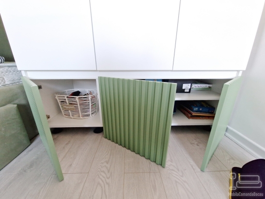 Dormitor pentru copii din MDF vopsit, cu uși riflate și paturi tapițate 200×90