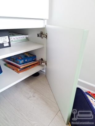 Dormitor pentru copii din MDF vopsit, cu uși riflate și paturi tapițate 200×90