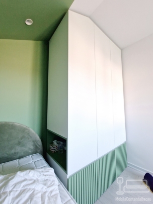 Dormitor pentru copii din MDF vopsit, cu uși riflate și paturi tapițate 200×90