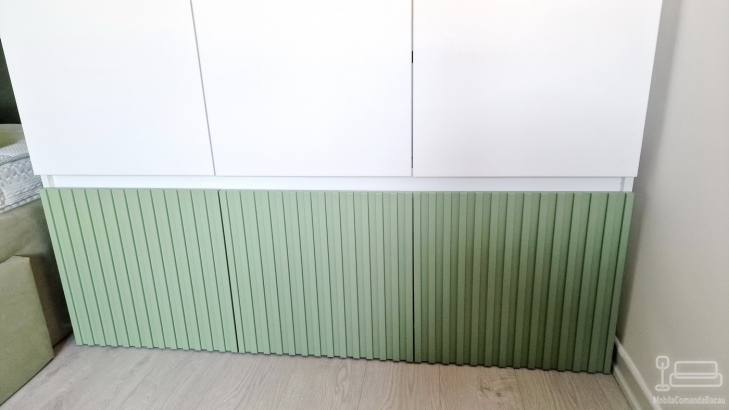 Dormitor pentru copii din MDF vopsit, cu uși riflate și paturi tapițate 200×90