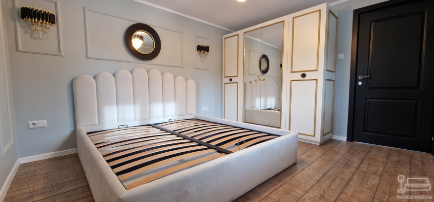 Mobilier dormitor din lemn – pat 160×200, 2 noptiere și dulap cu oglinzi (Bacău)