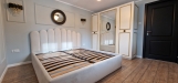 Mobilier dormitor din lemn – pat 160×200, 2 noptiere și dulap cu oglinzi (Bacău)