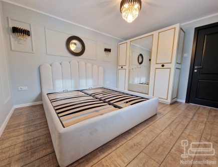 Mobilier dormitor din lemn – pat 160×200, 2 noptiere și dulap cu oglinzi (Bacău)