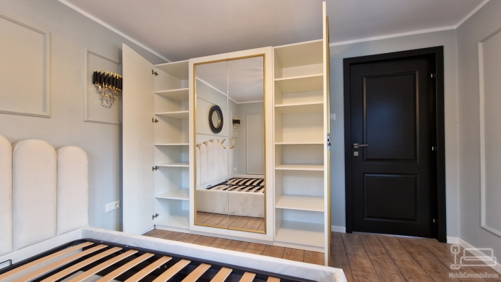 Mobilier dormitor din lemn – pat 160×200, 2 noptiere și dulap cu oglinzi (Bacău)