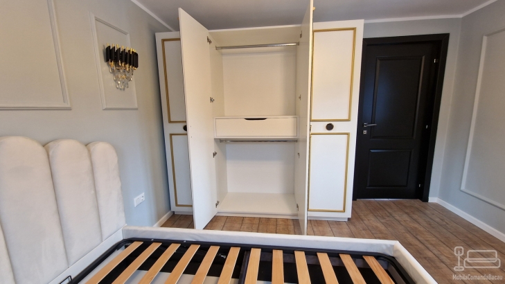 Mobilier dormitor din lemn – pat 160×200, 2 noptiere și dulap cu oglinzi (Bacău)