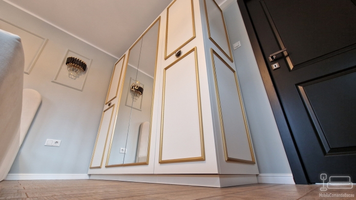 Mobilier dormitor din lemn – pat 160×200, 2 noptiere și dulap cu oglinzi (Bacău)
