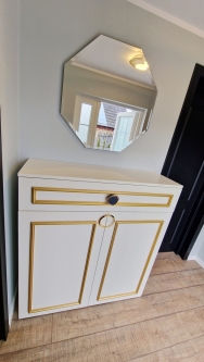 Mobilier hol din lemn cu sertare și oglindă octogon – Bacău