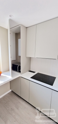 Bucătărie din MDF vopsit cu blat din CORIAN și profil Gola