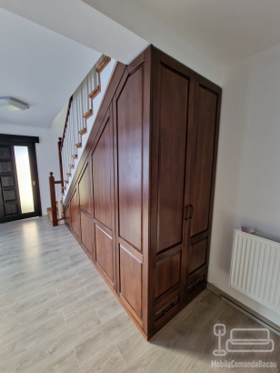 Dulap din lemn masiv sub scară, la comandă – Blum soft-close