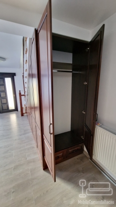 Dulap din lemn masiv sub scară, la comandă – Blum soft-close