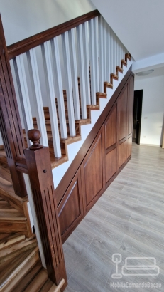 Dulap din lemn masiv sub scară, la comandă – Blum soft-close