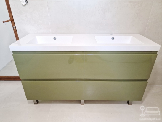 Mobilier baie din MDF vopsit lucios – corp dublu pentru chiuvete și soldat înalt