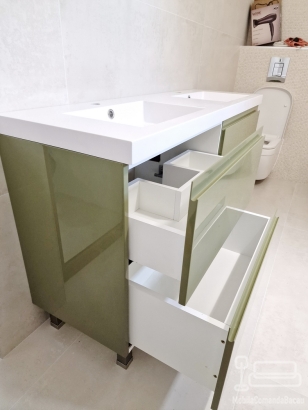 Mobilier baie din MDF vopsit lucios – corp dublu pentru chiuvete și soldat înalt
