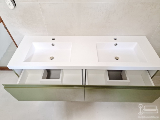 Mobilier baie din MDF vopsit lucios – corp dublu pentru chiuvete și soldat înalt