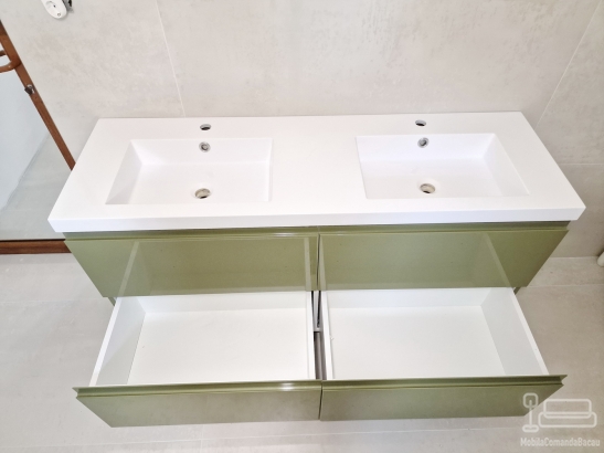 Mobilier baie din MDF vopsit lucios – corp dublu pentru chiuvete și soldat înalt