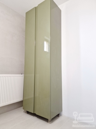 Mobilier baie din MDF vopsit lucios – corp dublu pentru chiuvete și soldat înalt