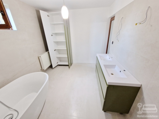 Mobilier baie din MDF vopsit lucios – corp dublu pentru chiuvete și soldat înalt