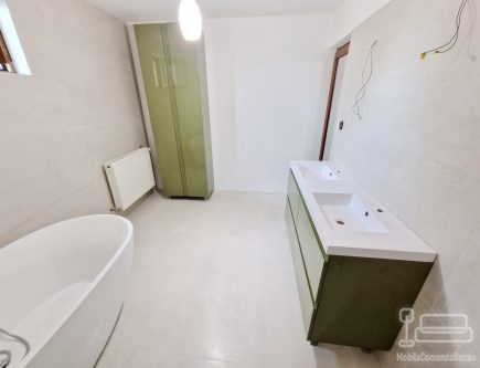 Mobilier baie din MDF vopsit lucios – corp dublu pentru chiuvete și soldat înalt