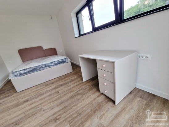 Mobilier dormitor pentru copil din pal melaminat – pat, birou și dulapuri, Bacău
