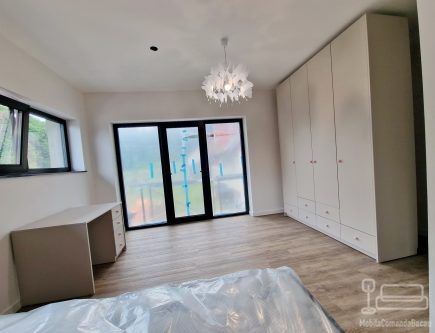 Mobilier dormitor pentru copil din pal melaminat – pat, birou și dulapuri, Bacău