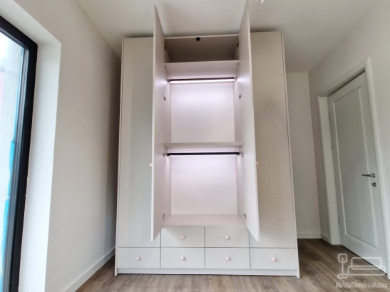 Mobilier dormitor pentru copil din pal melaminat – pat, birou și dulapuri, Bacău