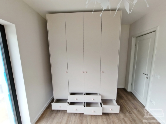 Mobilier dormitor pentru copil din pal melaminat – pat, birou și dulapuri, Bacău