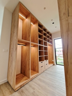 Dressing pentru cameră din PAL melaminat, cu uși deschise și bară LED Hafele – feronerie Blum, montaj în Bacău