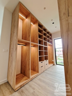 Dressing pentru cameră din PAL melaminat, cu uși deschise și bară LED Hafele – feronerie Blum, montaj în Bacău