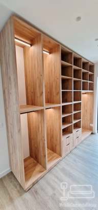 Dressing pentru cameră din PAL melaminat, cu uși deschise și bară LED Hafele – feronerie Blum, montaj în Bacău