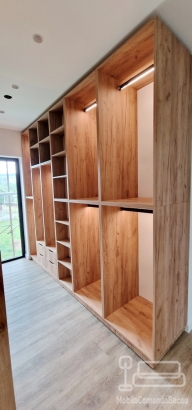 Dressing pentru cameră din PAL melaminat, cu uși deschise și bară LED Hafele – feronerie Blum, montaj în Bacău