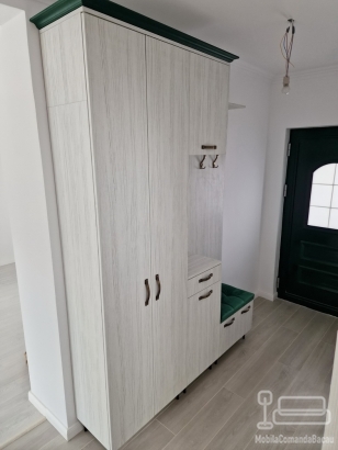 Mobilier hol din PAL melaminat cu cornișă MDF verde și feronerie Blum – 1800 mm, Bacău