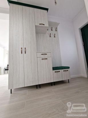 Mobilier hol din PAL melaminat cu cornișă MDF verde și feronerie Blum – 1800 mm, Bacău