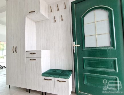 Mobilier hol din PAL melaminat cu cornișă MDF verde și feronerie Blum – 1800 mm, Bacău