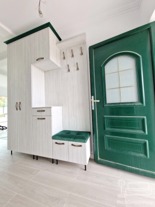 Mobilier hol din PAL melaminat cu cornișă MDF verde și feronerie Blum – 1800 mm, Bacău